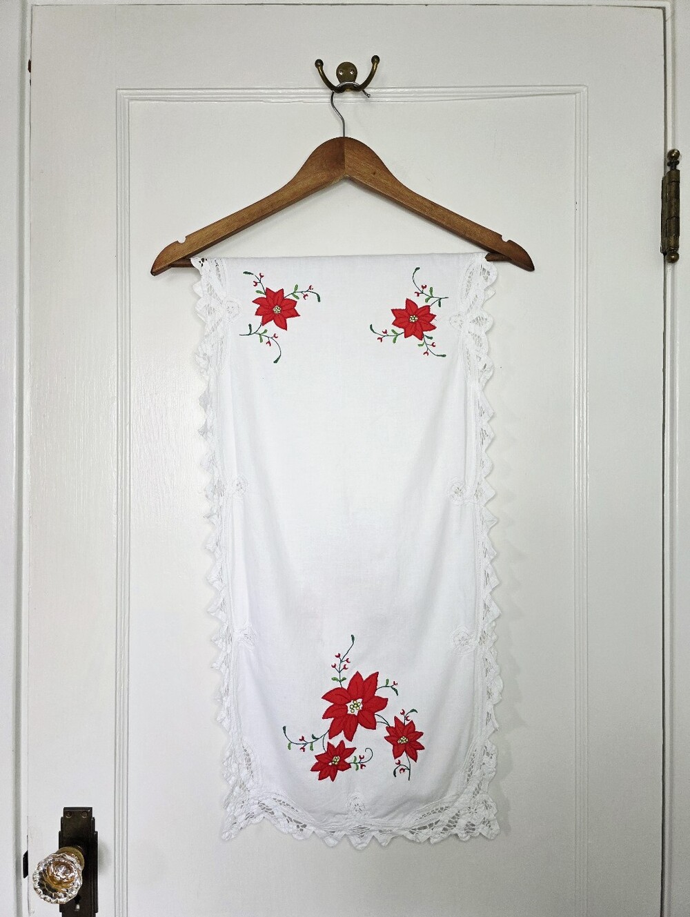 Christmas Table Runner – Crisp White Cotton / Embroidered Poinsettia